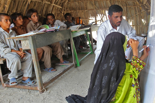 حرمان التلاميذ بلا هويات في بلوشستان إيران من التعليم بعد تشديد القيود بسبب الحرب