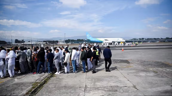 وزارت خارجه جمهوری اسلامی: ۱۲۰ ایرانی اخراج‌شده از آمریکا به‌زودی وارد کشور می‌شوند