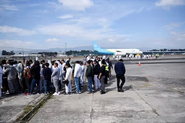 أميركا ترحل 100 مهاجر إيراني إلى طهران بموجب اتفاق مع السلطات الإيرانية