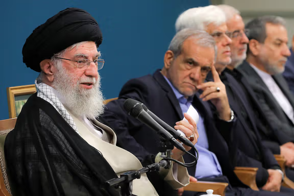 عراقچی: ترامپ به خامنه‌ای گفته بود یا جنگ و خونریزی یا مذاکره مستقیم