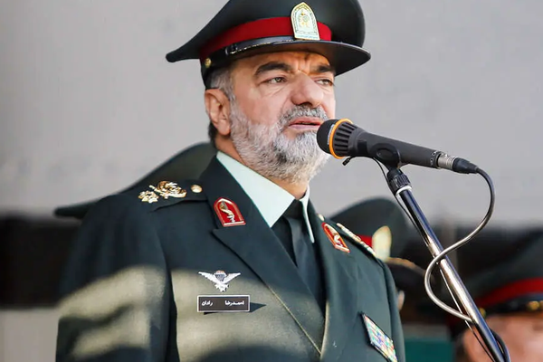 القائد العام لقوى الأمن في إيران يدعو لـ"عدم التوقف أمام العقوبات"