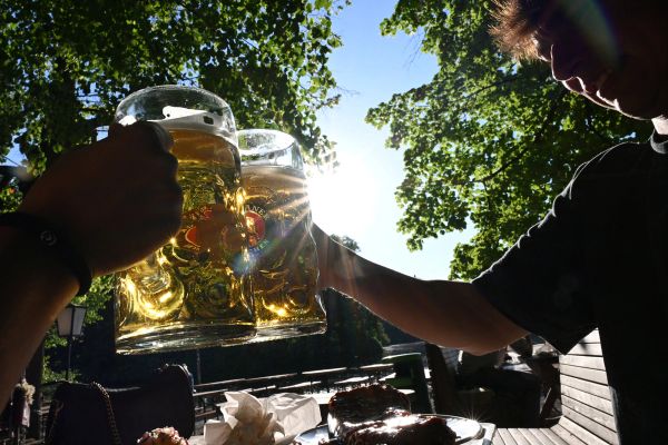 شوک به هواداران فوتبال؛ یک لیوان آبجو در جام جهانی ۲۰۲۶ بیش از ۱۵ پوند قیمت دارد