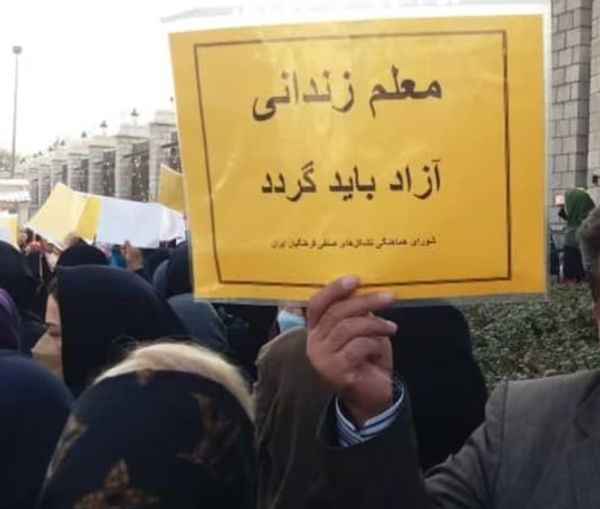 Iranian Teachers To Collect 100,000 Signatures To Free Colleagues 