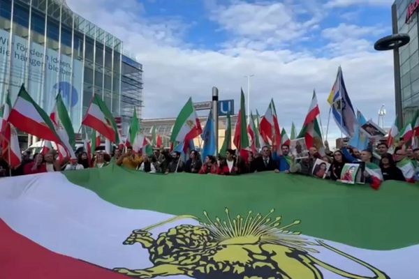 بهتافات "الموت لخامنئي".. الإيرانيون حول العالم يحيون الذكرى الثالثة لمقتل مهسا أميني