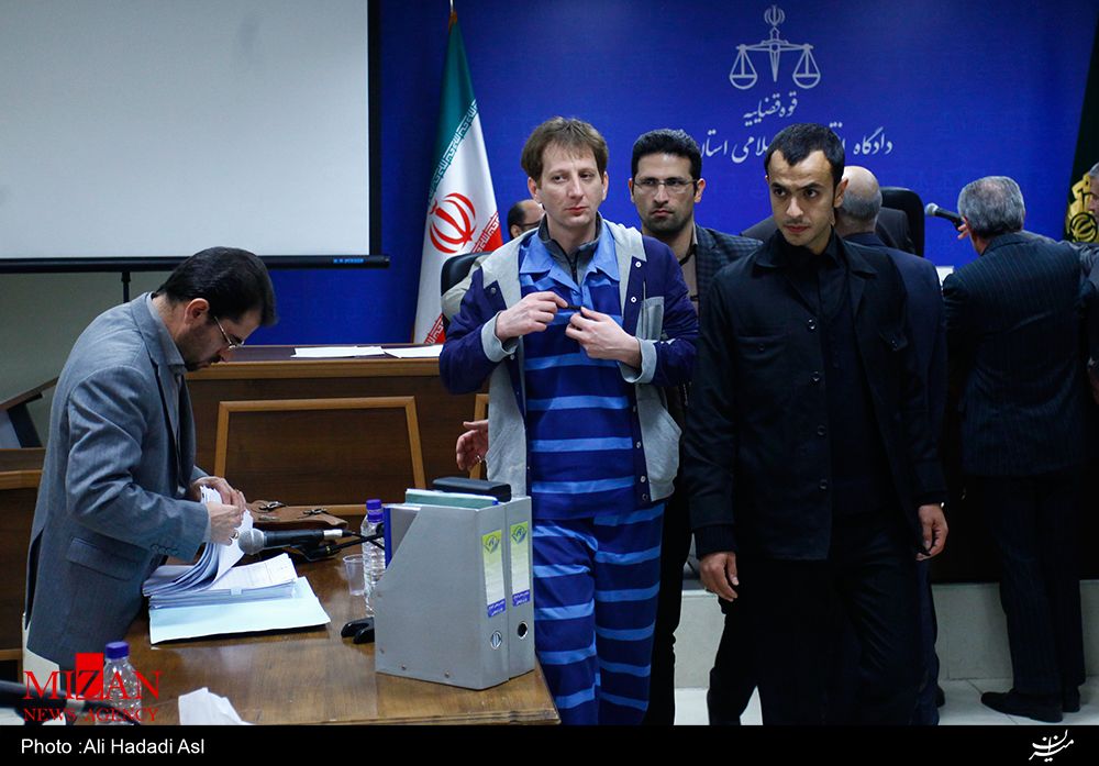 یکی از موضوعات چهاردهمین دادگاه بابک زنجانی، خرید ۱/۵ تن طلا از کشور آفریقایی بود. او گفت در جریان این خرید، فروشنده سر او را کلاه گذاشته و روی شمش‌های سربی، اکریل پاشیده است