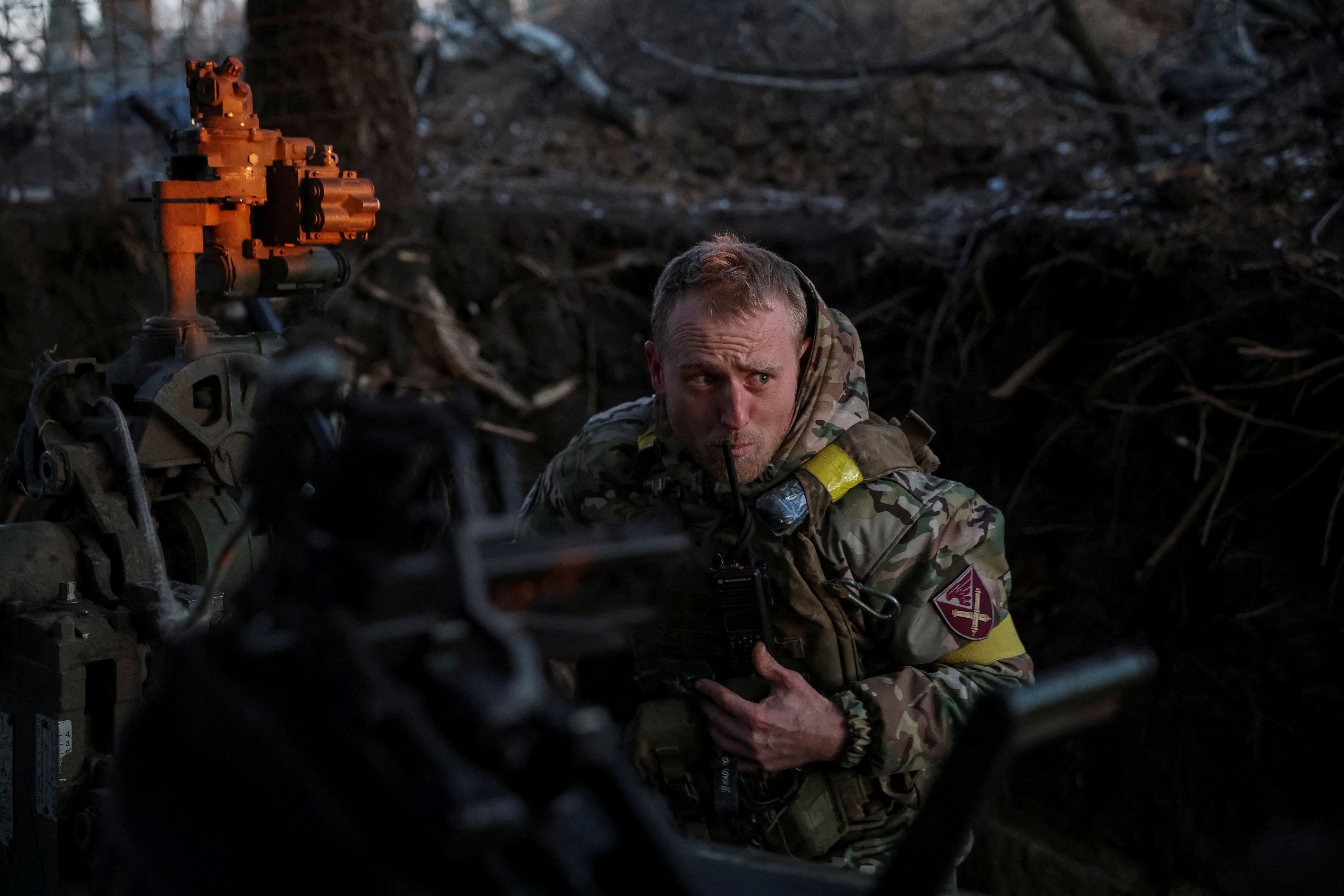 یک سرباز اوکراینی در خط مقدم نبرد با ارتش روسیه، منطقه دونتسک، ۲۰ بهمن 