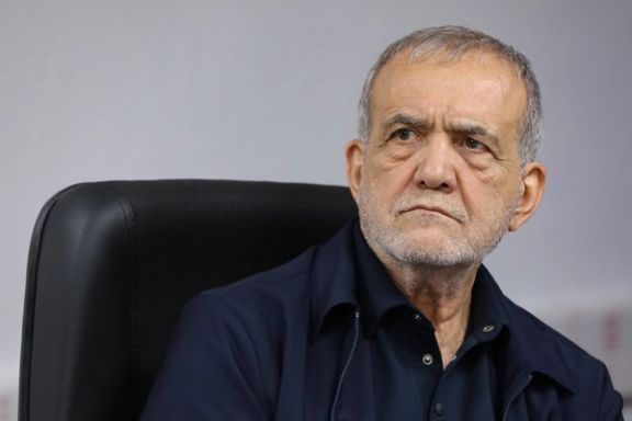 استقالة بزشكيان بسبب "هيمنة قادة الحرس الثوري الإيراني الكاملة على إدارة البلاد"