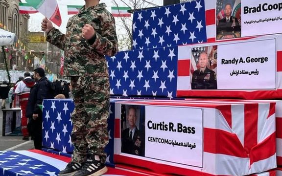 وسط حضور الأطفال.. النظام الإيراني يعرض "توابيت رمزية" لقادة عسكريين كبار بالجيش الأميركي