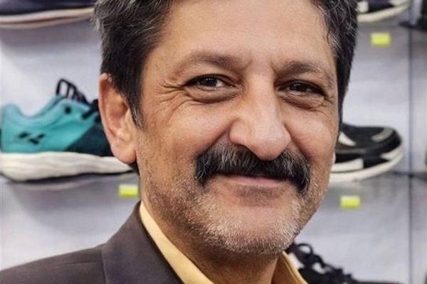 فروشنده لوازم ورزشی که هنگام کمک به معترضان گلوله خورد