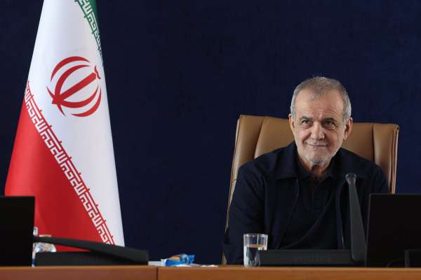 "إيران إنترناشيونال": بزشكيان التقى مجتبى خامنئي في مقعد خلفي لسيارة تجارية بمكان مجهول