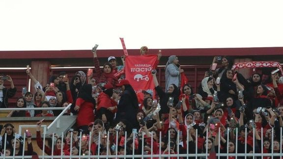 با اعلام تراکتور و با تصمیم «مسئولان»؛ حضور تماشاگران زن در بازی تراکتور-سپاهان ممنوع شد