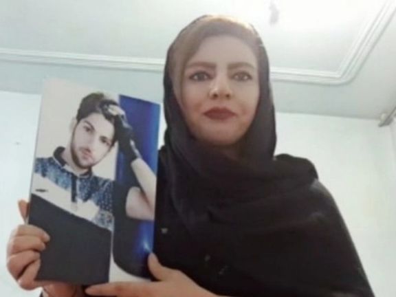 فرزانه انصاریفر، خواهر یکی از کشتهشدگان آبان: جنایتکارها از شما و سنگ مزارتان ترس دارند