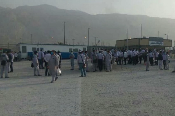 تجمع و تحصن کارکنان پالایشگاه هشتم پارس جنوبی پنجشنبه برای سومین روز پیاپی ادامه یافت