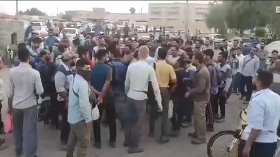 Wrokers in Iran's Abadan refinery on strike on October 11, 2022