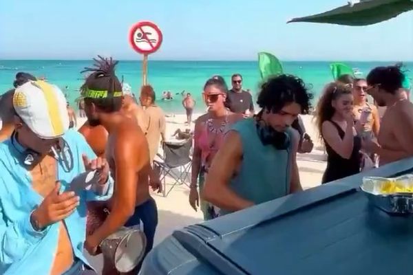 مدعي عام "کیش" يعلن الملاحقة القضائية لمعدّي "كليب الشاطئ" وإغلاق مقهى بالجزيرة