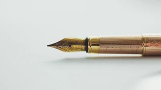 روز جهانی نویسندگان در بند؛ نوشتن جرم نیست