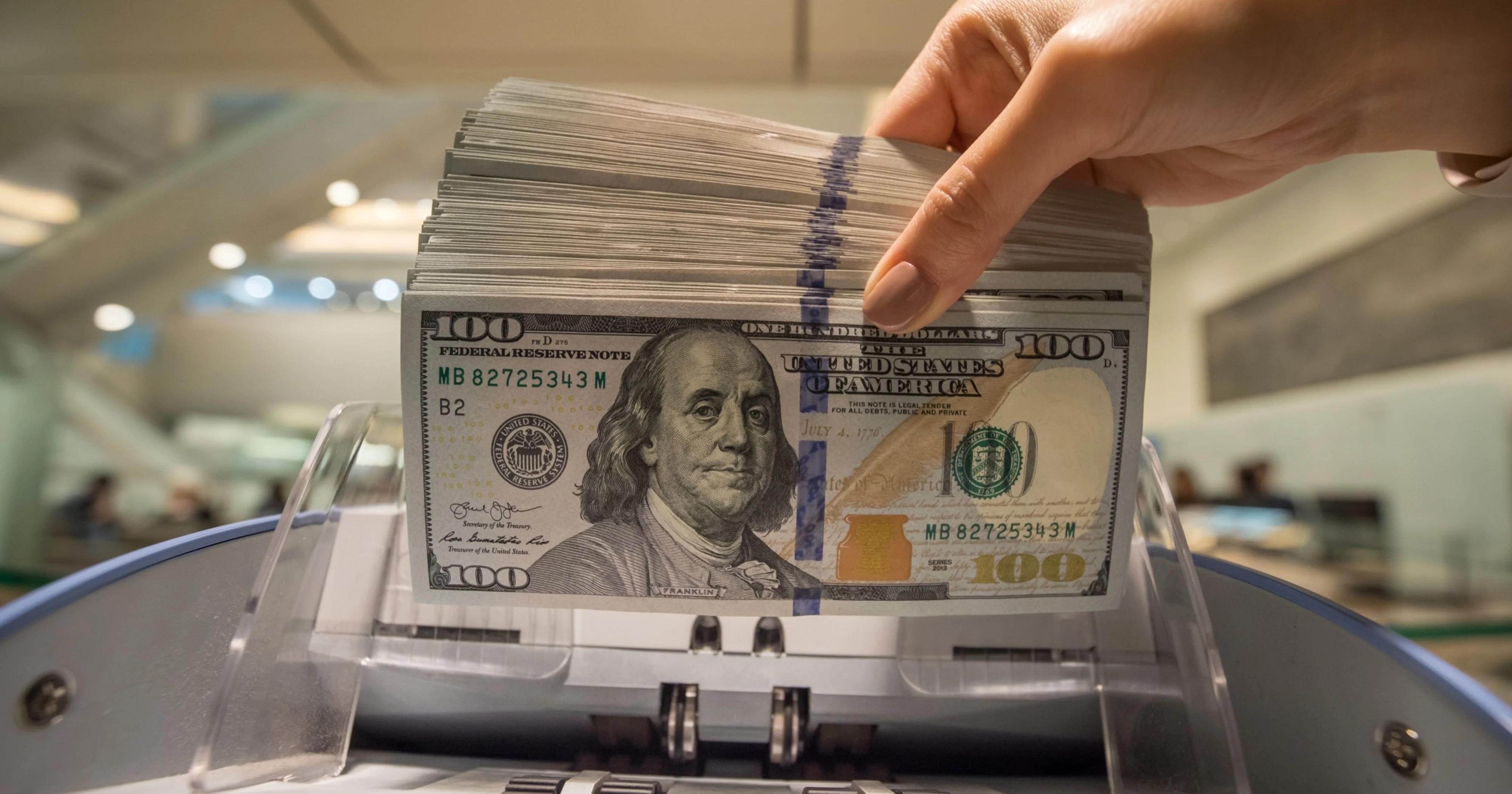 اللون الأحمر يسيطر على البورصة.. ارتفاع بأسعار الذهب والدولار في إيران