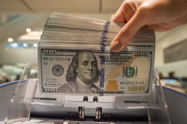 اللون الأحمر يسيطر على البورصة.. ارتفاع بأسعار الذهب والدولار في إيران