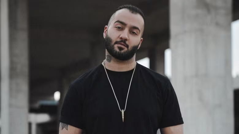 توماج صالحی، صدای گلوهای خفه شده