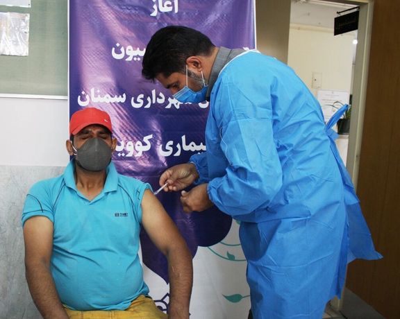 خبرگزاری فارس: مدیر سازمان پسماند شهرداری سمنان و رییس دفترش واکسن پاکبانان را تزریق کردند