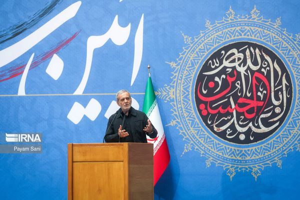 What challenges does Pezeshkian face in cabinet appointments?