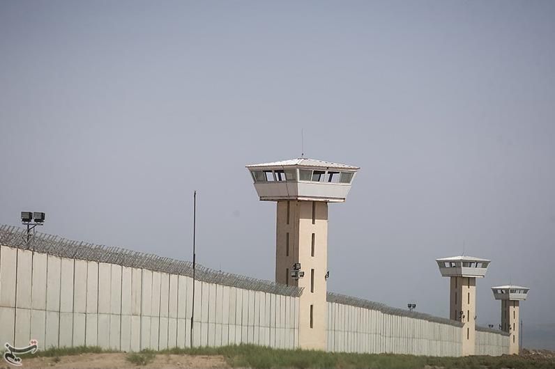 شهروندانی که به دلیل تصویربرداری از حملات بازداشت شدند در شرایط سختی نگهداری می‌شوند