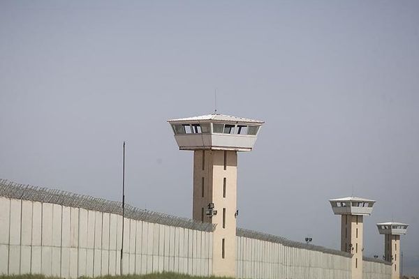 شهروندانی که به دلیل تصویربرداری از حملات بازداشت شدند در شرایط سختی نگهداری میشوند