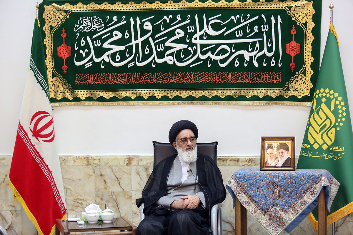 نماینده خامنه‌ای در قم: شیفتگان صلح با آمریکا بدانند آنان به شما روی خوش‌نشان نمی‌دهند