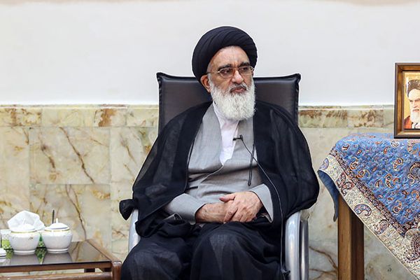 نماینده خامنهای در قم: شیفتگان صلح با آمریکا بدانند آنان به شما روی خوشنشان نمیدهند
