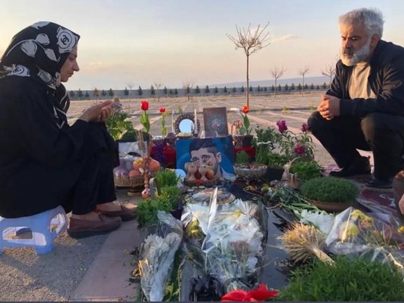 Mashallah Karami (right) at the grave of his son Mohammad-Mehdi Karami, who was arrested during protests and later executed by the regime over unsubstantiated murder charges (March 2023)