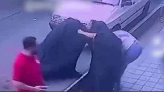 بعد اعتدائها على مراهقتين.. نشطاء يطالبون الرئيس الإيراني بتنفيذ وعده بحل شرطة الأخلاق