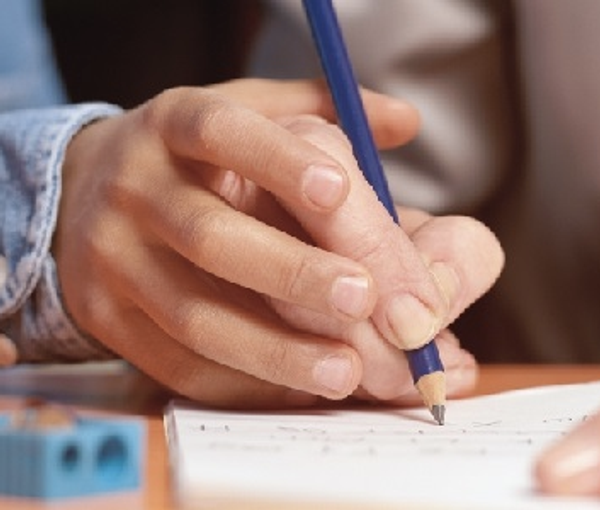 وزير تعليم إيراني سابق: 9 ملايين شخص "أميين بشكل كامل" في البلاد