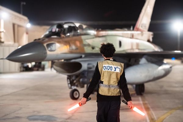 خاص لـ "إيران إنترناشيونال": الطائرات الإسرائيلية توغلت في سماء طهران وقصفت أهدافًا عسكرية