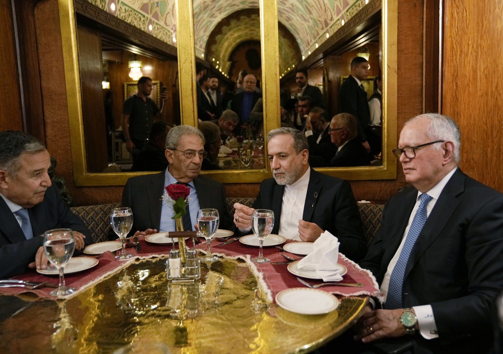 وزير الخارجية الإيراني، هذه المرة يلتقط صورة في مطعم مصري