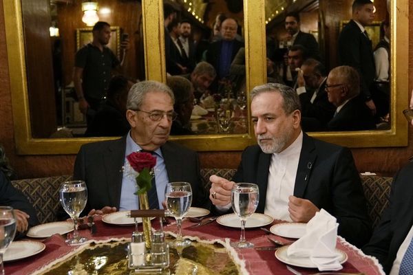 وزير الخارجية الإيراني، هذه المرة يلتقط صورة في مطعم مصري