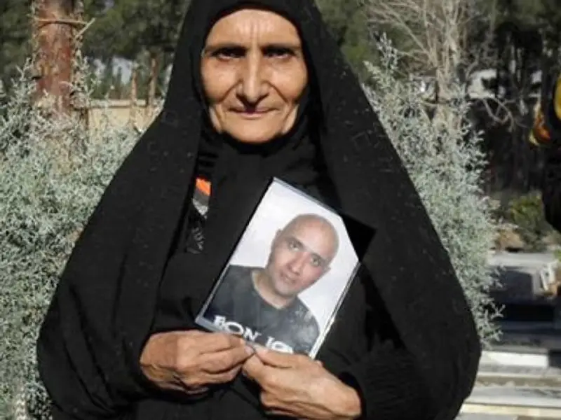 والدة مدوِّن إيراني مات تحت التعذيب تدعو إلى الإضراب العام لإسقاط النظام 
