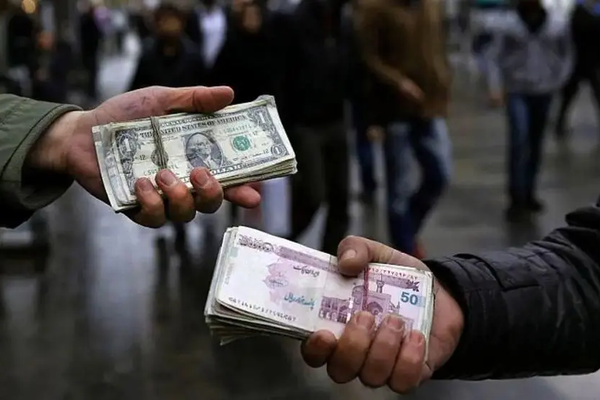 الدولار يتجاوز 70 ألف تومان.. أسعار العملات تسجل صعودًا قياسيًا جديدًا في إيران