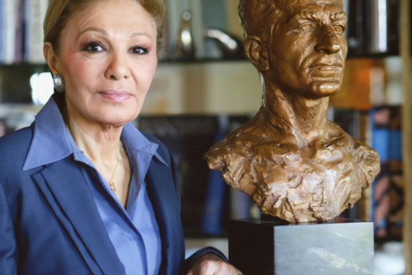 شهبانو فرح پهلوی: از قوای انتظامی میخواهم که به مردم بپیوندند