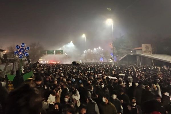 "مشهد" تغرق في الدماء.. شاهد عيان: استهداف المتظاهرين برصاص القنّاصة في الرأس والقلب