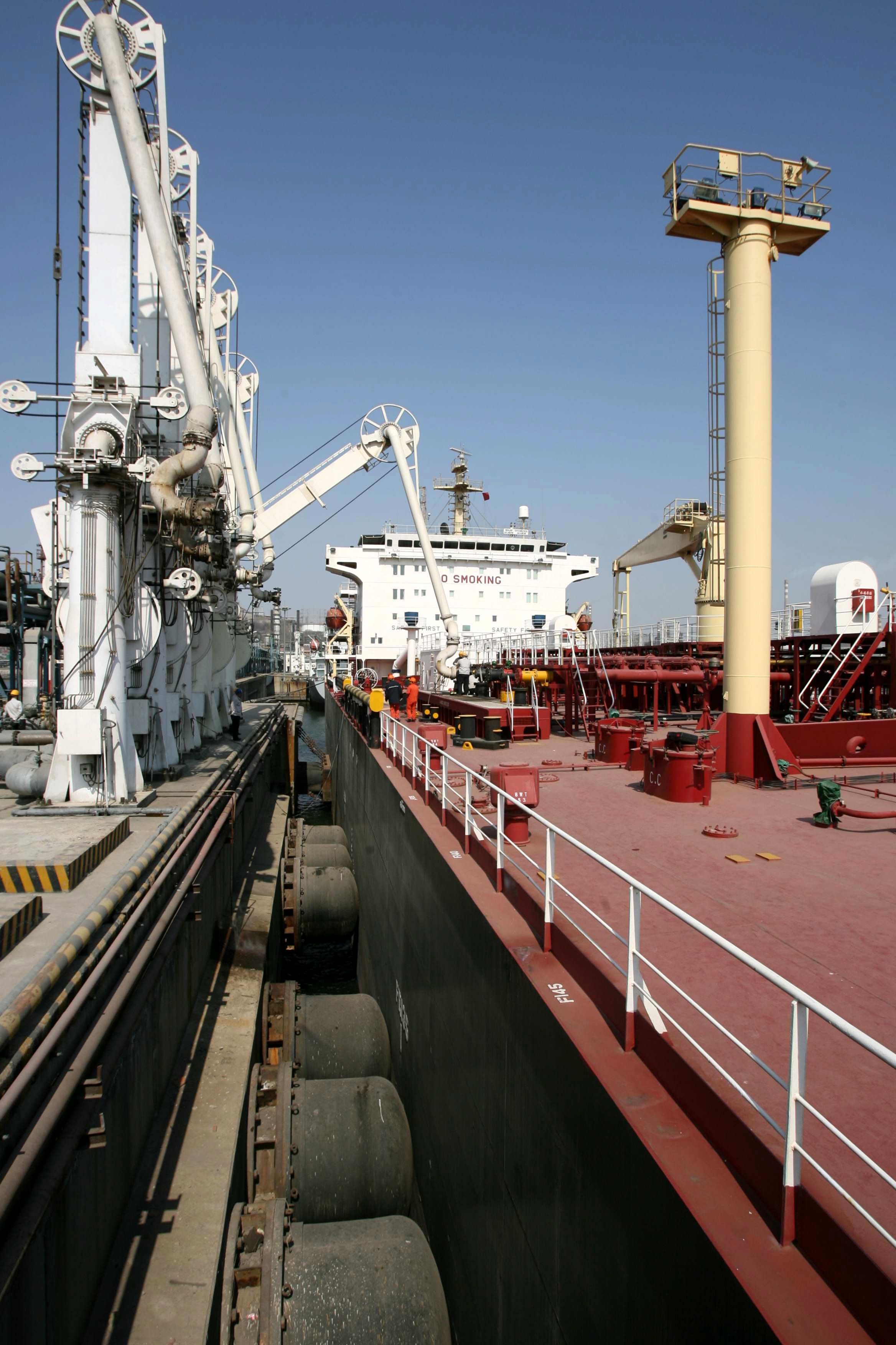 بلومبرگ از کاهش صادرات نفت خام ایران به چین خبر داد