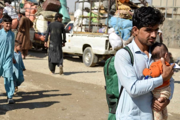 معظمهم من الأفغان.. إيران تطرد 1.8 مليون مهاجر وتسعى لترحيل 800 ألف آخرين