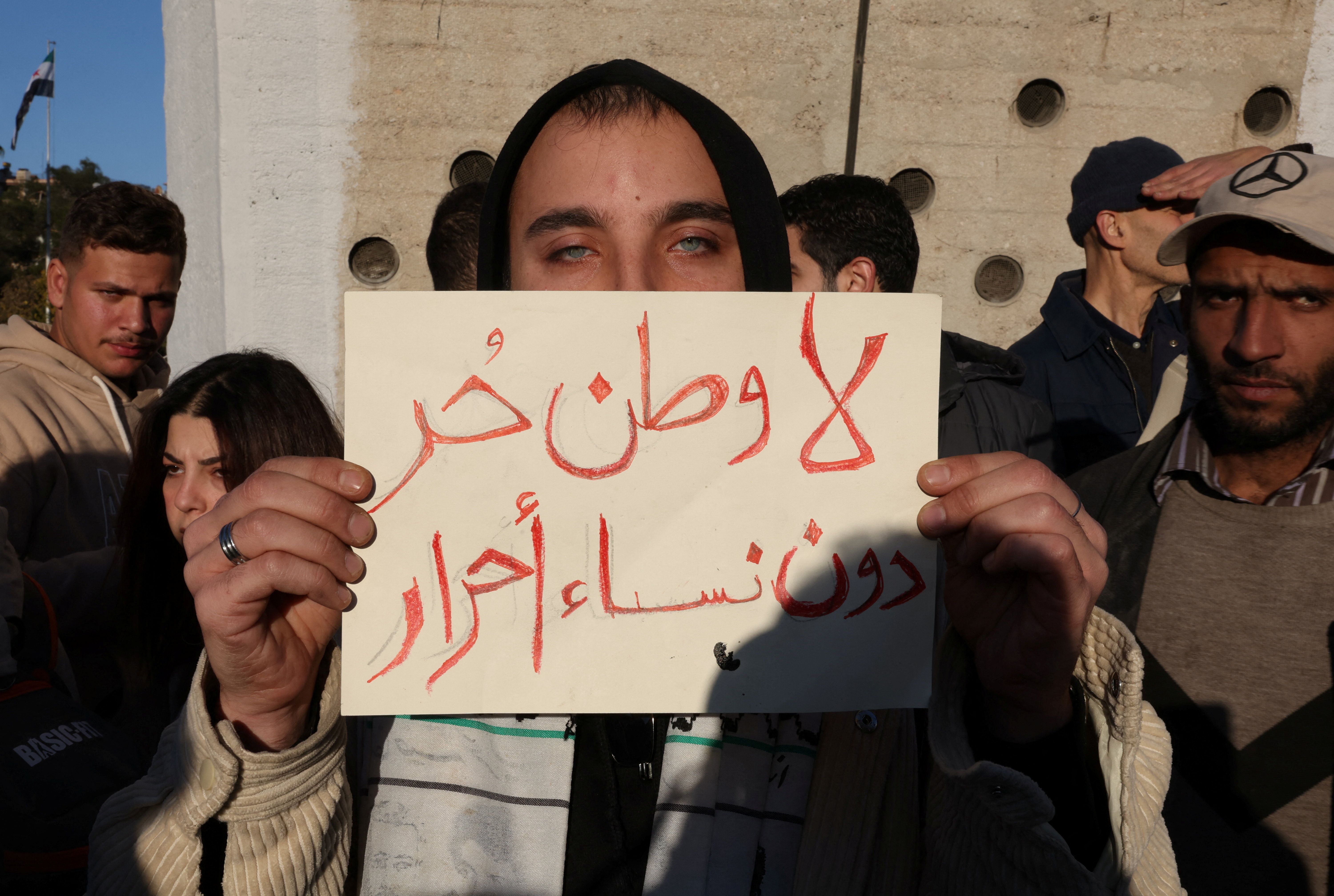 دست‌نوشته یک شهروند سوری در جریان تظاهرات ۲۹ آذر در دمشق: «وطن آزاد بدون زنان آزاد وجود ندارد»