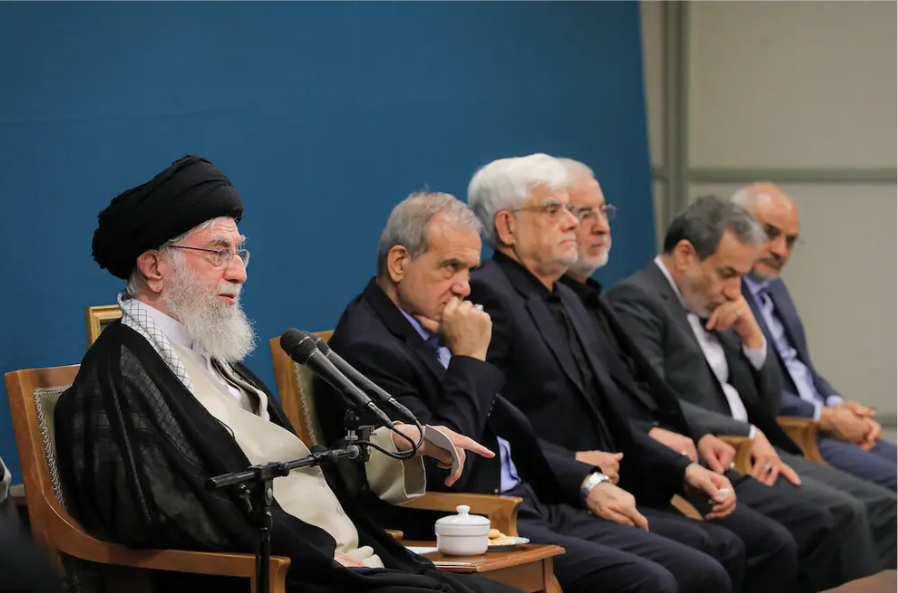 واشنطن بوست:المسؤولون الإيرانيون متفقون على ضرورة التعامل مع ترامب خشية الانهيار الاقتصادي