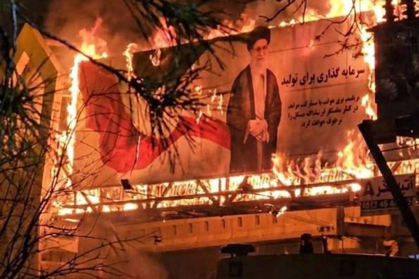 اعتراضاتی فراتر از بحران اقتصادی؛ معترضان مشروعیت جمهوری اسلامی را نشانه گرفتهاند