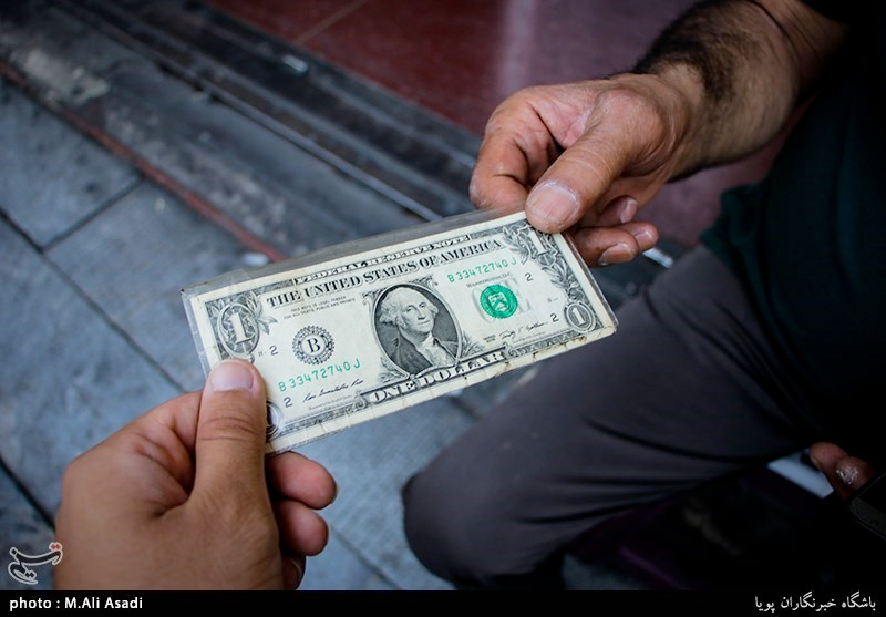 نرخ دلار پس از سخنان وزیر اقتصاد دوباره از ۷۸ هزار تومان گذشت