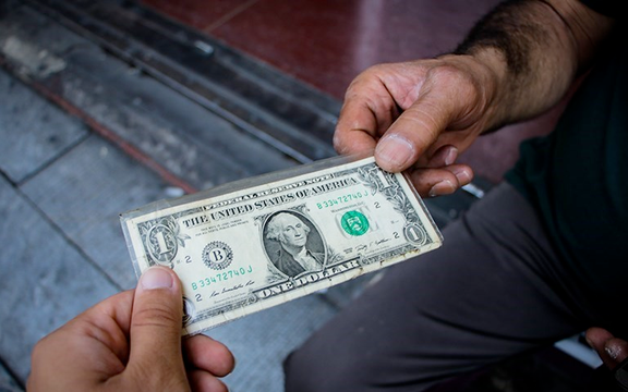 بعد تصريحات وزير الاقتصاد الإيراني.. الدولار يتجاوز 78 ألف تومان مجددًا