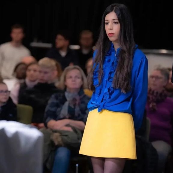 قضاوت شهره بیات در مسابقات شطرنج قهرمانی جهان با لباسی به رنگ پرچم اوکراین