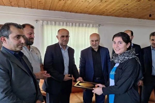 عزل مسؤول إيراني بسبب استقبال فتاة رياضية دون الحجاب الإجباري