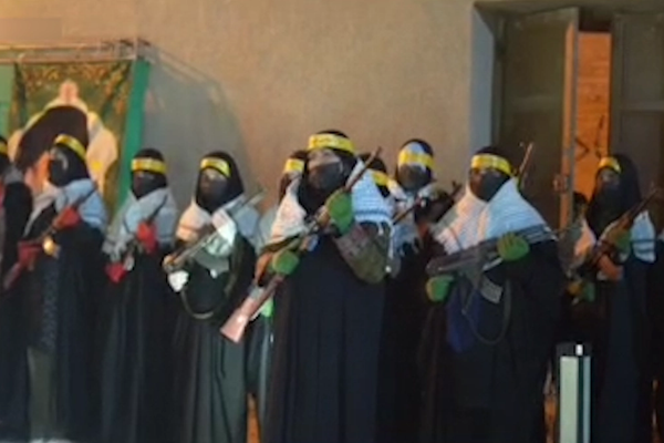 حضور زنان مسلح حامی حکومت در خیابانها با اسلحه و پرچم جمهوری اسلامی