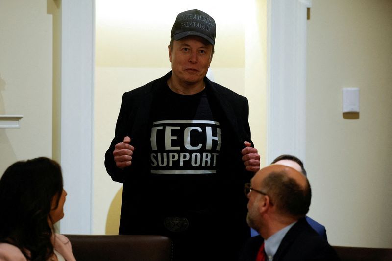 ترامپ دستور اخراج‌های بیشتر را داد، ماسک در جلسه کابینه از کاهش بودجه دولت حمایت کرد 